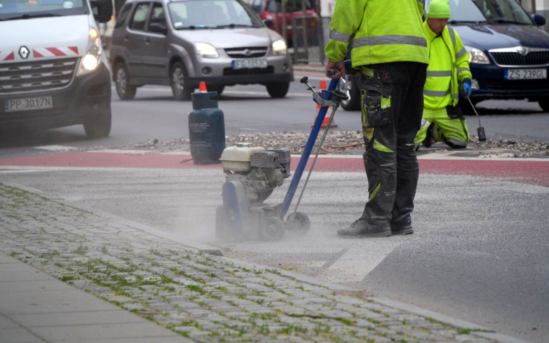 7/7 Usuwanie oznakowania poziomego na Dąbrowskiego