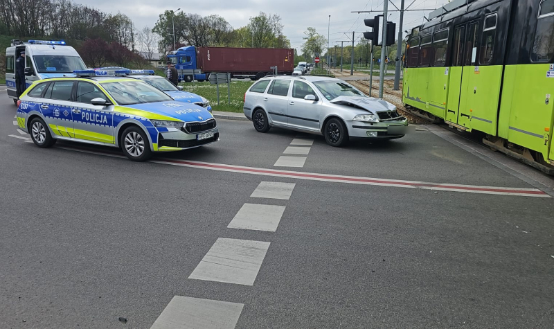 3/3 Zderzenie Skody i tramwaju na rondzie Gdańskim