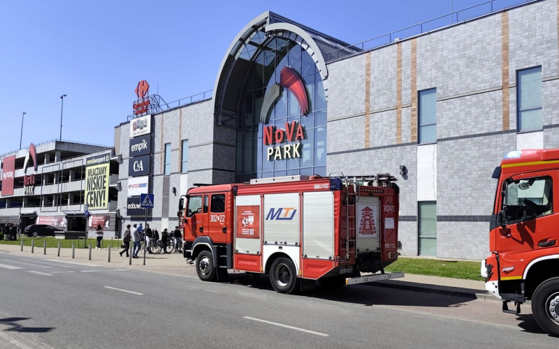 2/6 Pożar samochodu na parkingu Nova Park