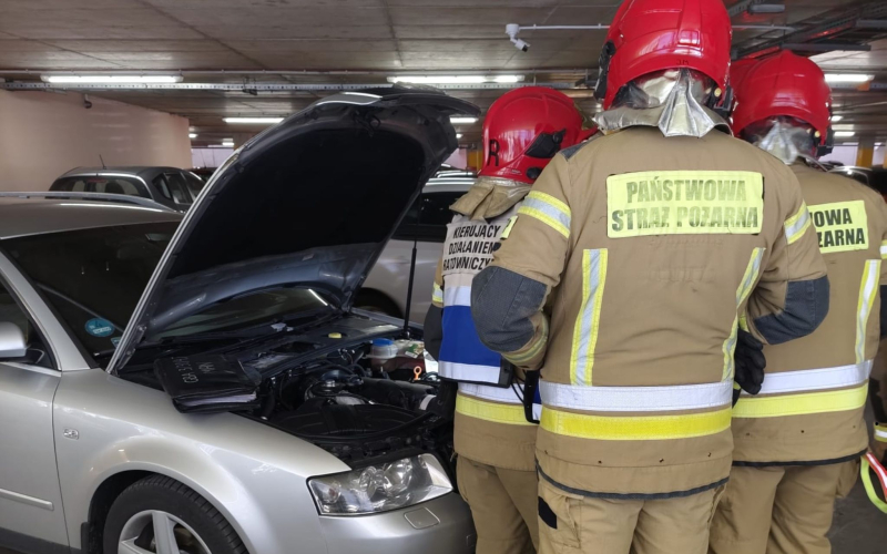 4/6 Pożar samochodu na parkingu Nova Park