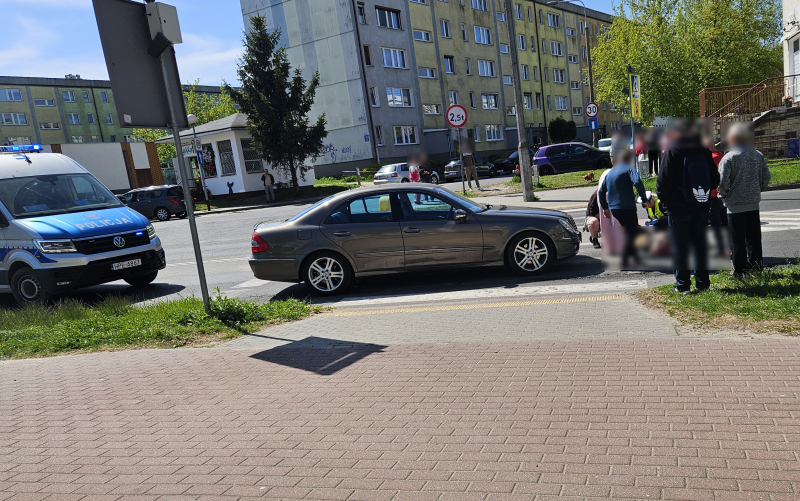 2/5 Kierujący mercedesem potrącił kobietą na pasach na Fredry