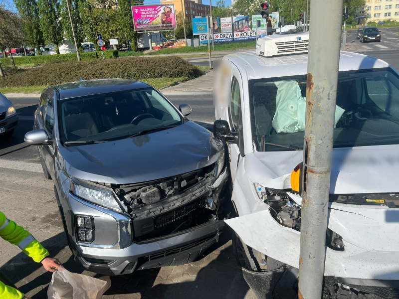 1/4 Wypadek na Piłsudskiego. Pijany kierowca Toyoty zderzył się z Mitsubishi