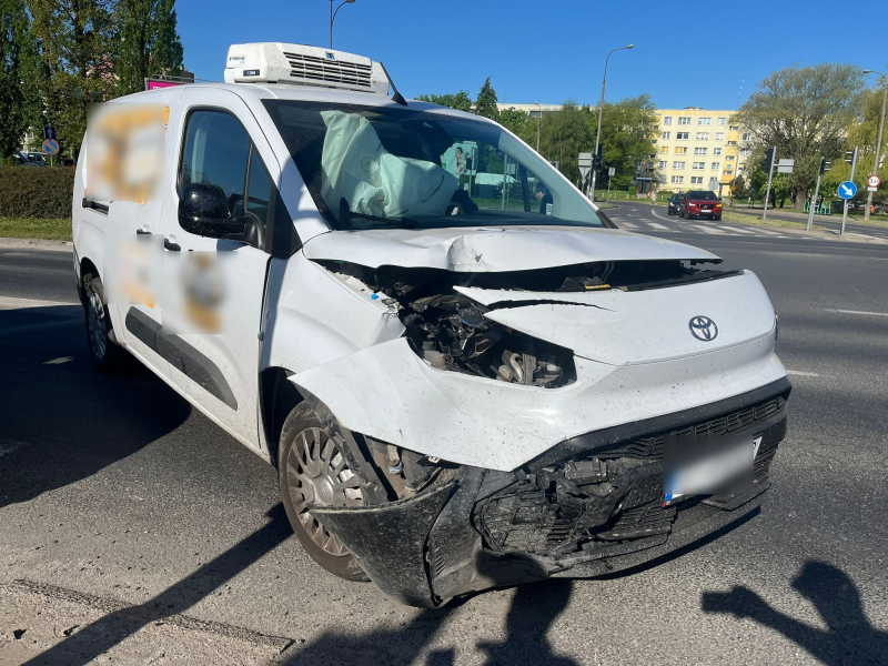 3/4 Wypadek na Piłsudskiego. Pijany kierowca Toyoty zderzył się z Mitsubishi