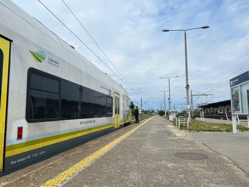 2/5 Pociąg 228M-001 w końcu wyjechał z warsztatu.