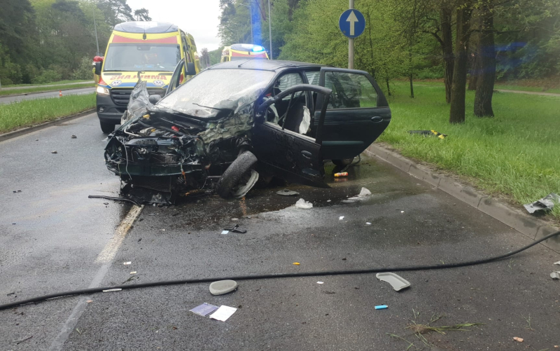 1/8 Wypadek na Słowiańskiej w Gorzowie. Renault uderzyło w drzewo