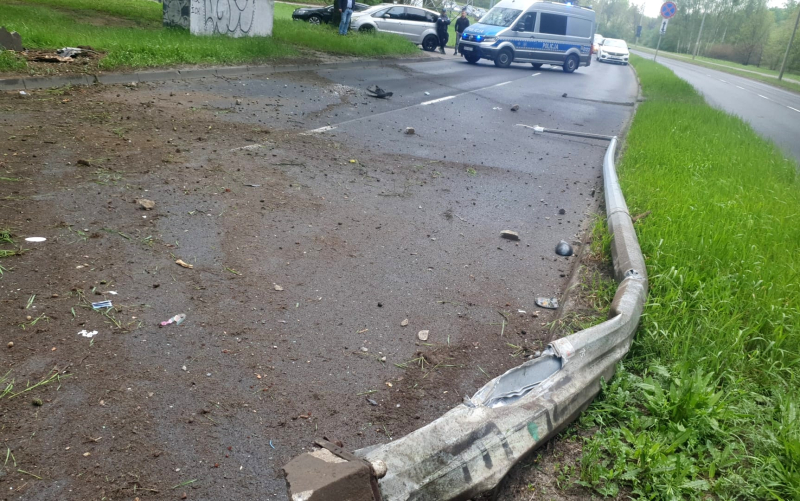 2/8 Wypadek na Słowiańskiej w Gorzowie. Renault uderzyło w drzewo