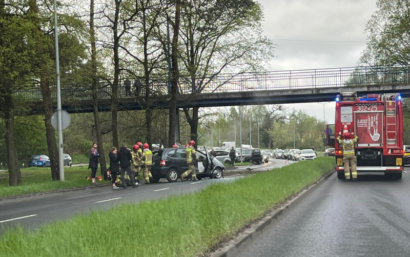 3/8 Wypadek na Słowiańskiej w Gorzowie. Renault uderzyło w drzewo