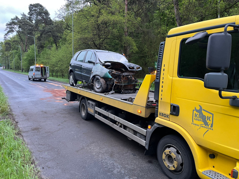 5/8 Wypadek na Słowiańskiej w Gorzowie. Renault uderzyło w drzewo