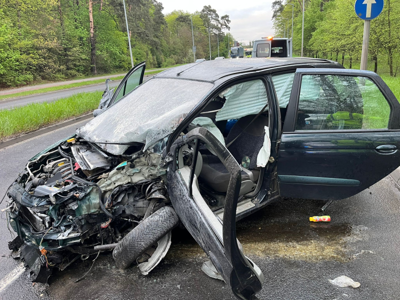 6/8 Wypadek na Słowiańskiej w Gorzowie. Renault uderzyło w drzewo