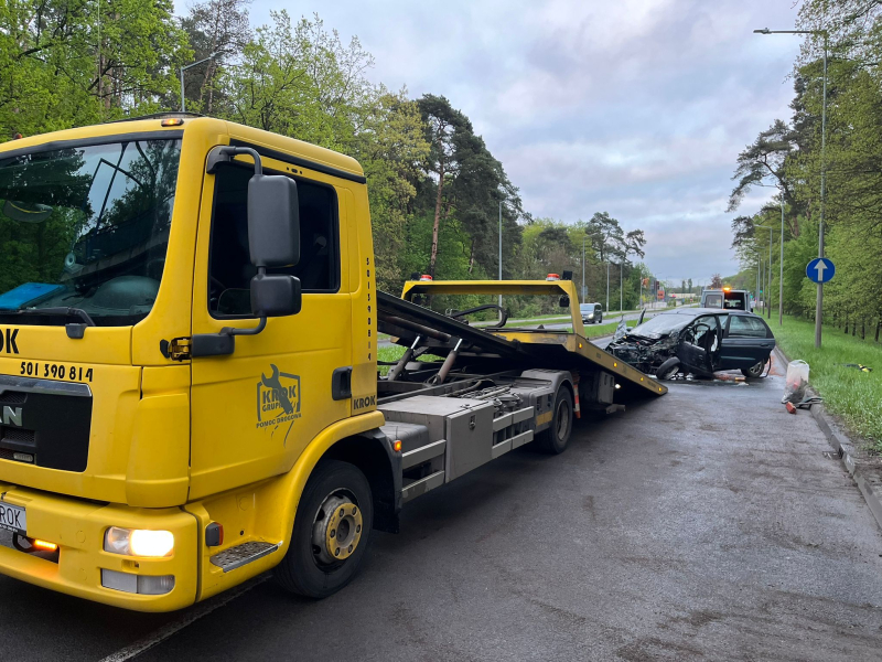8/8 Wypadek na Słowiańskiej w Gorzowie. Renault uderzyło w drzewo