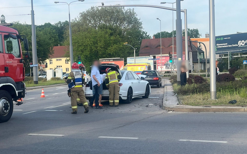 3/5 Zderzenie dwóch Audi na rondzie Santockim