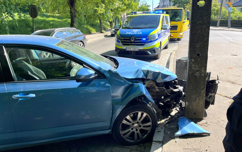 1/4 Rozbił Skodę o słup na Matejki