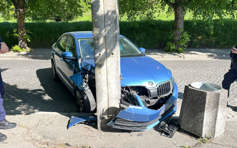 2/4 Rozbił Skodę o słup na Matejki