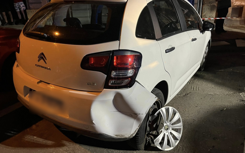 1/5 Kierujący Mercedesem uderzył w zaparkowane auta na 30 Stycznia