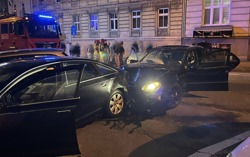 2/5 Kierujący Mercedesem uderzył w zaparkowane auta na 30 Stycznia