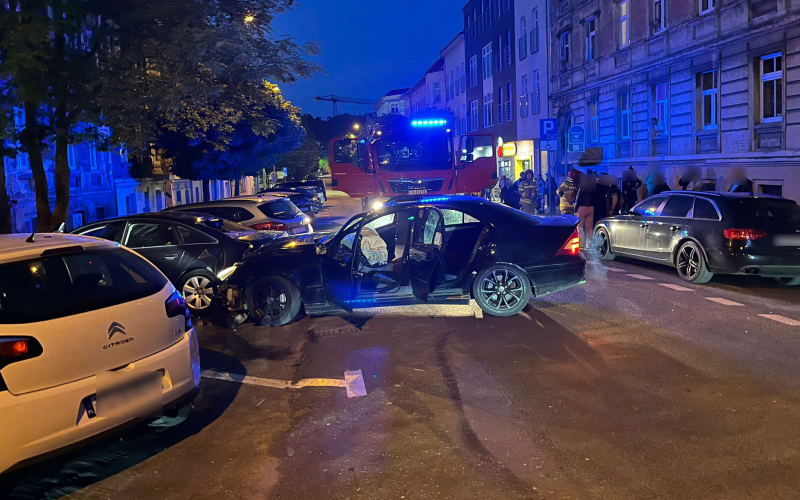 3/5 Kierujący Mercedesem uderzył w zaparkowane auta na 30 Stycznia