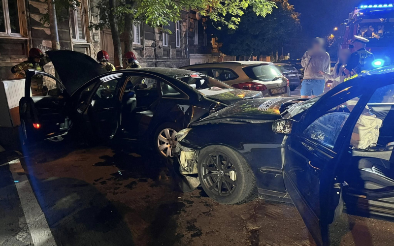 4/5 Kierujący Mercedesem uderzył w zaparkowane auta na 30 Stycznia