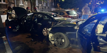 Kierujący Mercedesem uderzył w zaparkowane auta na 30 Stycznia