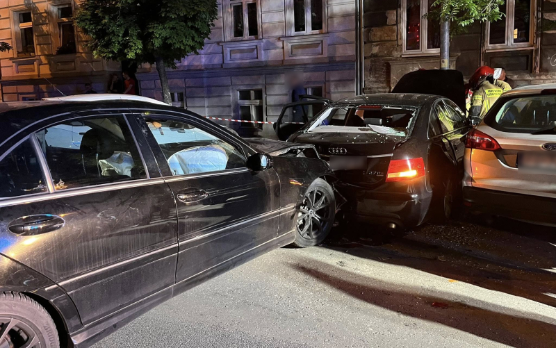 5/5 Kierujący Mercedesem uderzył w zaparkowane auta na 30 Stycznia