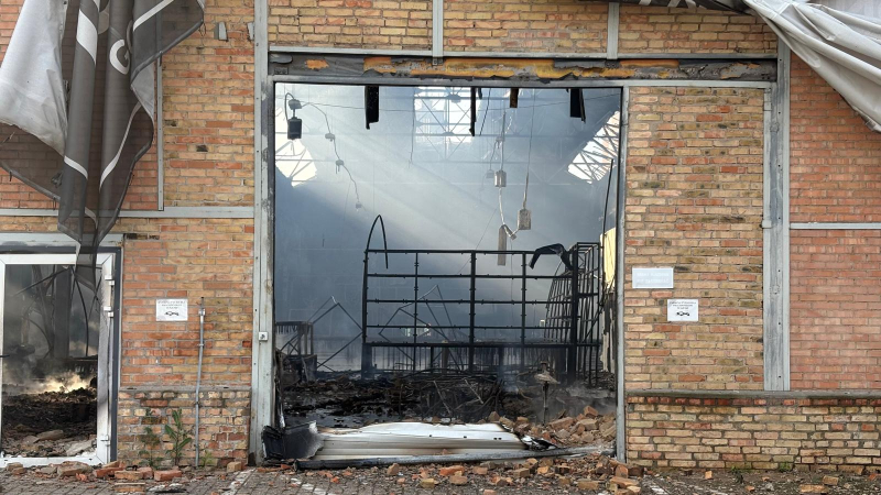 2/9 Wnętrze spalonej hali z parkiem trampolin w Gorzowie