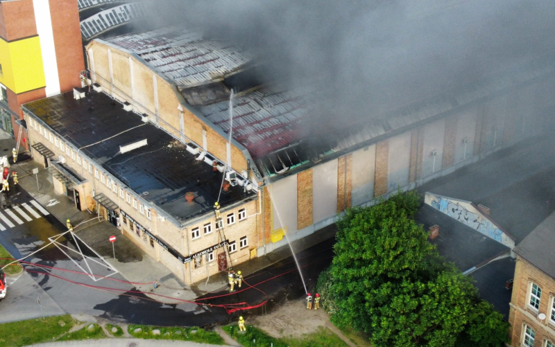 1/11 Zdjęcia z drona spalonej hali z parkiem trampolin w Gorzowie