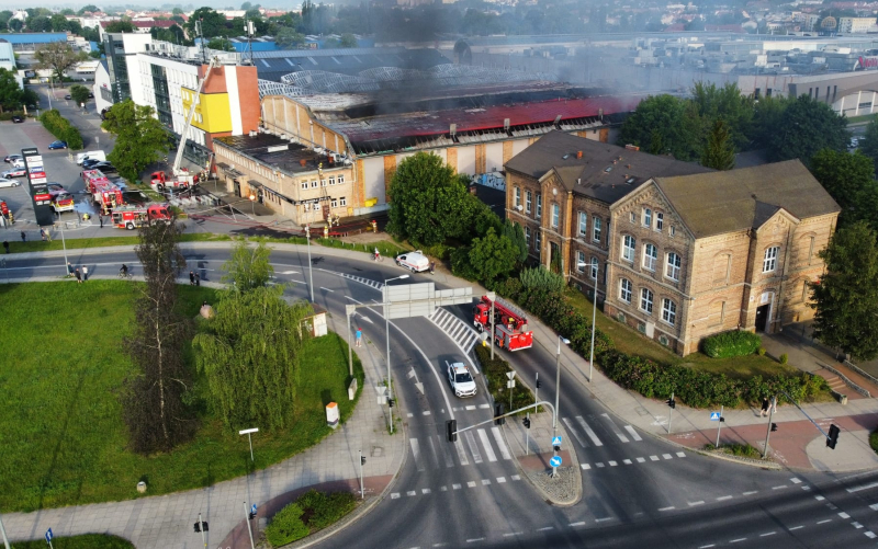 2/11 Zdjęcia z drona spalonej hali z parkiem trampolin w Gorzowie