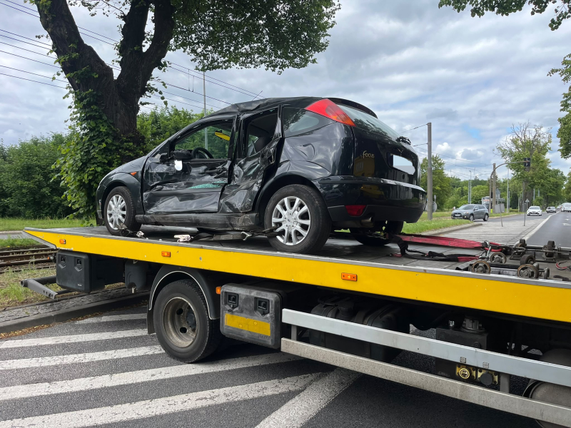 1/6 Kierujący Fordem wjechał pod tramwaj na Walczaka