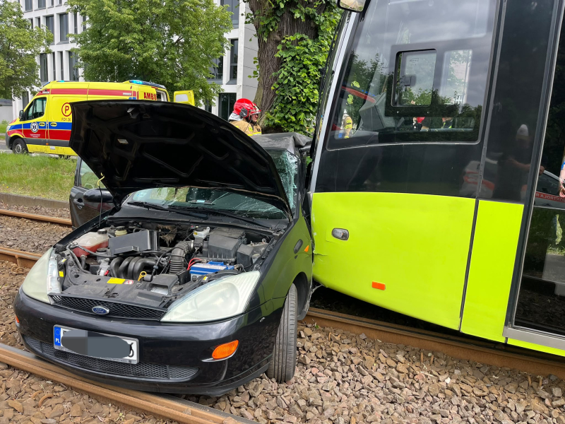 2/6 Kierujący Fordem wjechał pod tramwaj na Walczaka