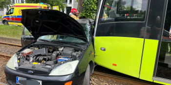 Kierujący Fordem wjechał pod tramwaj