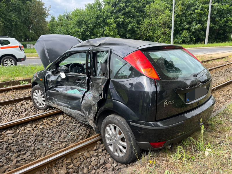 3/6 Kierujący Fordem wjechał pod tramwaj na Walczaka