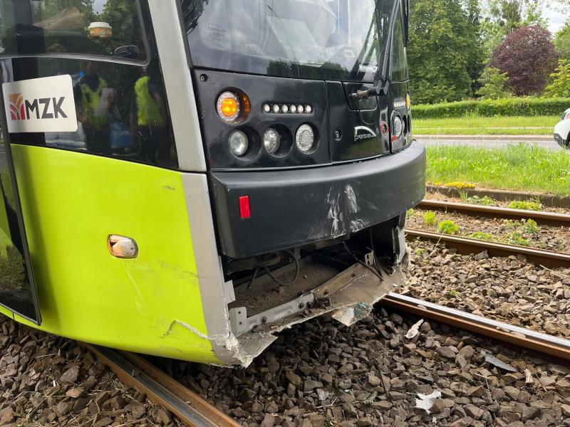 5/6 Kierujący Fordem wjechał pod tramwaj na Walczaka