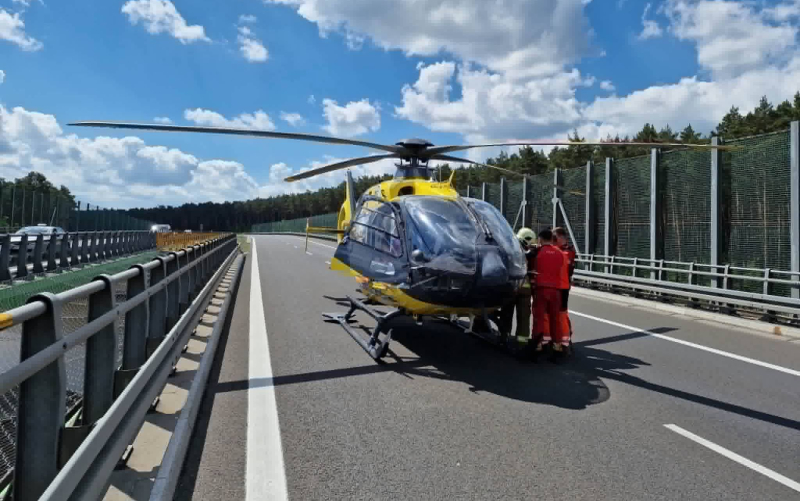 2/6 Wypadek na S3 koło Międzyrzecza. Ford uderzył w bariery