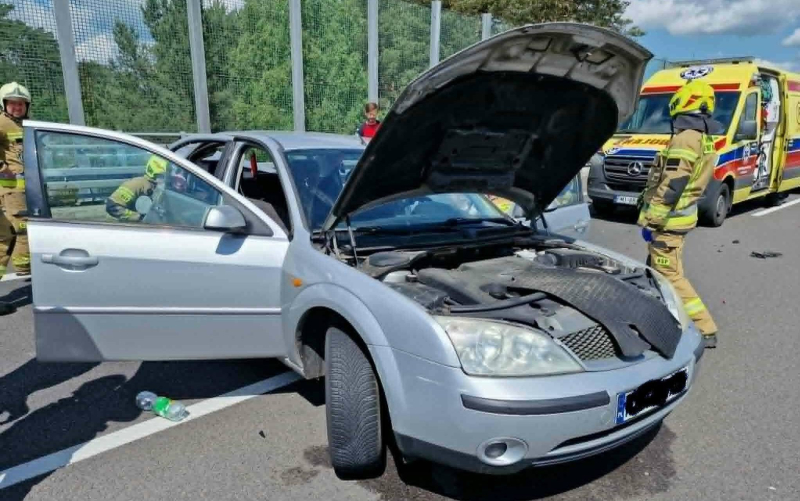 3/6 Wypadek na S3 koło Międzyrzecza. Ford uderzył w bariery
