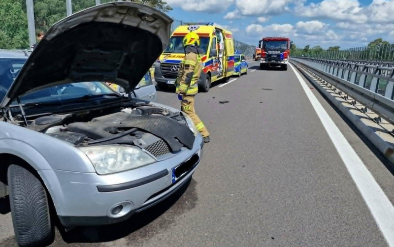 4/6 Wypadek na S3 koło Międzyrzecza. Ford uderzył w bariery