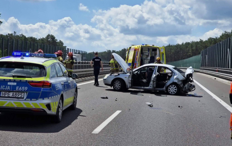 5/6 Wypadek na S3 koło Międzyrzecza. Ford uderzył w bariery