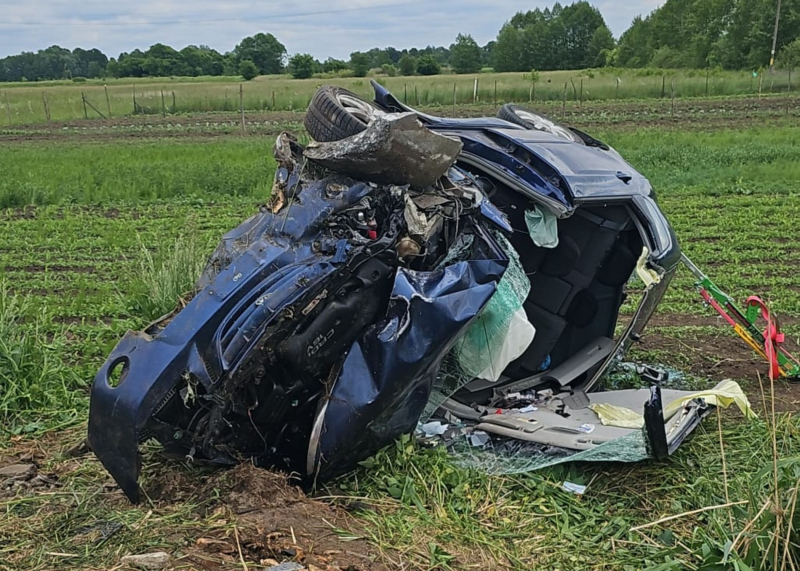 2/4 Śmiertelny wypadek w Brzozowcu. Nie żyje kierujący Kią