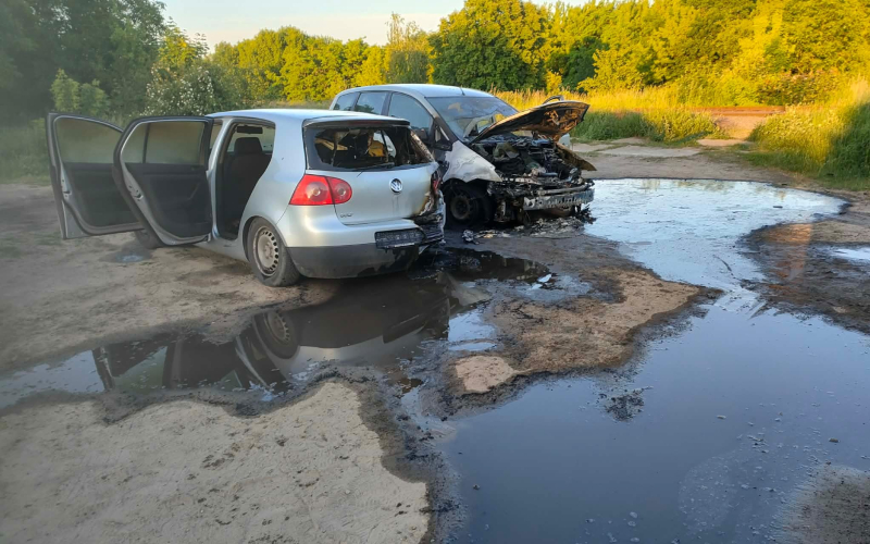 2/5 Pożar Volkswagena i Forda przy ul. Kostrzyńskiej w Gorzowie