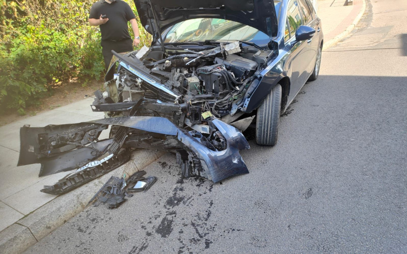 1/4 Zderzenie Peugeota i Dacii na Sikorskiego