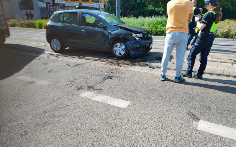 2/4 Zderzenie Peugeota i Dacii na Sikorskiego