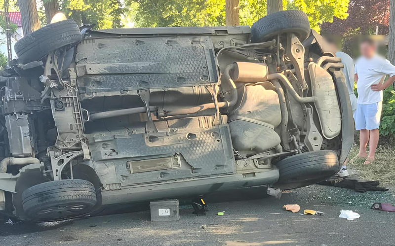 1/11 Wypadek w Jeninie. Seat uderzył w drzewo