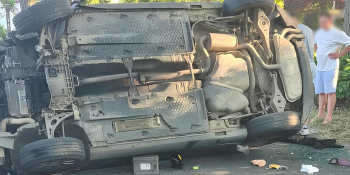Wypadek w Łupowie. Osobówka uderzyła w drzewo