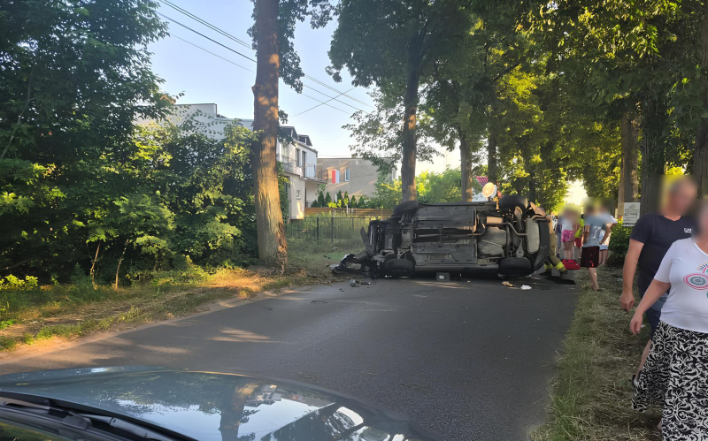 2/11 Wypadek w Jeninie. Seat uderzył w drzewo