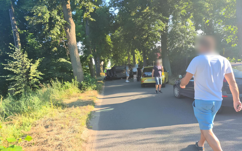 3/11 Wypadek w Jeninie. Seat uderzył w drzewo