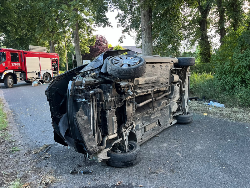5/11 Wypadek w Jeninie. Seat uderzył w drzewo