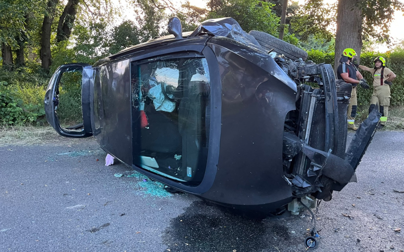 6/11 Wypadek w Jeninie. Seat uderzył w drzewo