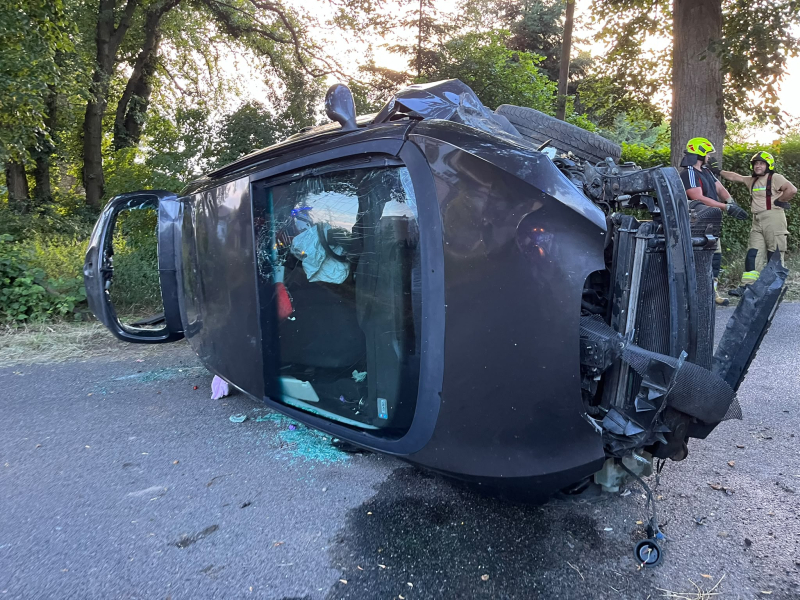 8/11 Wypadek w Jeninie. Seat uderzył w drzewo