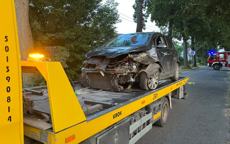 11/11 Wypadek w Jeninie. Seat uderzył w drzewo