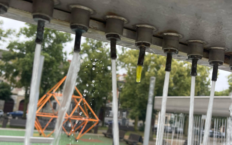 4/6 Balony zapchały dysze fontanny na Kwadracie