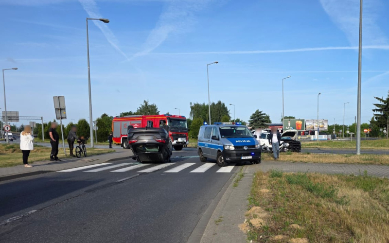 1/7 Wypadek na rondzie Kasprzaka. Zderzenie dwóch samochodów osobowych