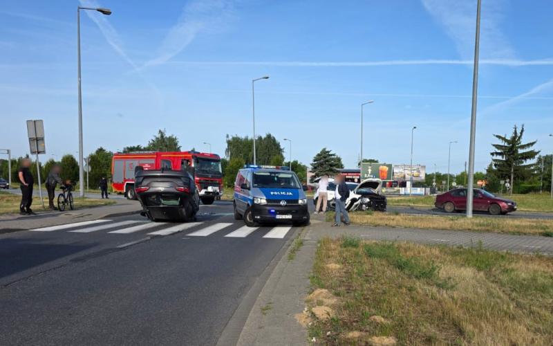 2/7 Wypadek na rondzie Kasprzaka. Zderzenie dwóch samochodów osobowych